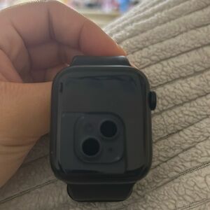 Apple watch SE
Brand color black
With cellular and GPS
Bands included
44mm